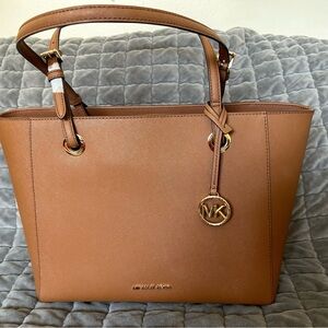 MK tote bag. Never been used. So it is still new.